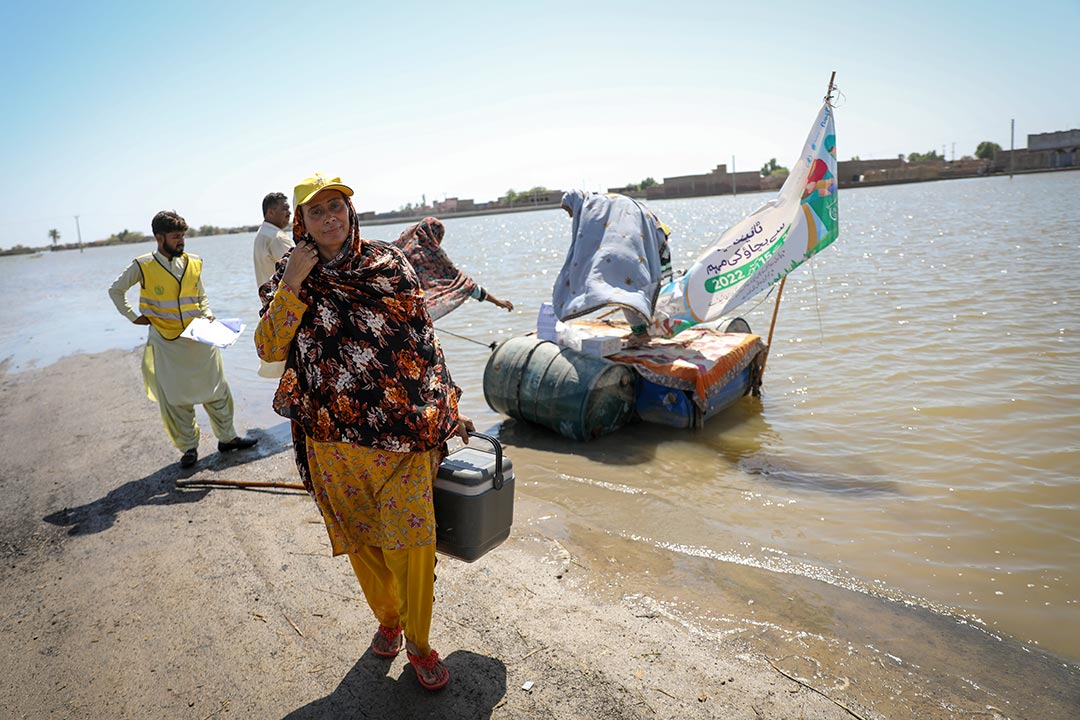 Hakim Zadi, a midwife and frontline TCV campaign vaccinator, disembarks from a locally-made raft. Across Balochistan, villages and periurban enclaves have turned into islands. Credit Gavi/Asad Zaidi.