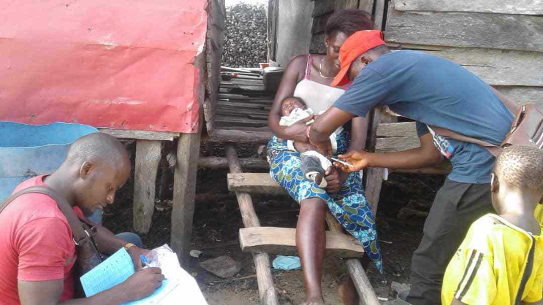 Vaccinating children in Manoka to keep them safe from dangerous preventable diseases. Credit: Dr Sangwe Clovis Nchinjoh