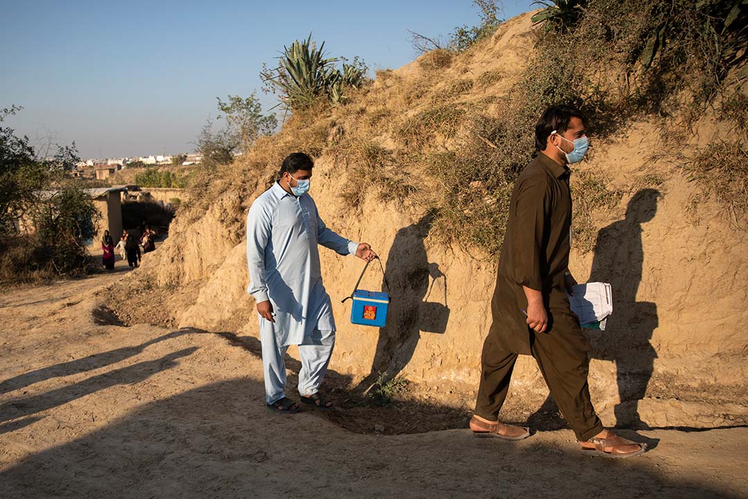 A polio worker going for field work during door-to-door national polio campaign in UC Jalala in Texila, Pakistan. Gavi/Pakistan/Asad Zaidi